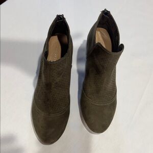 Report Olive Green Perforated Wedge Ankle Booties Size 9 Back Zip Faux Suede